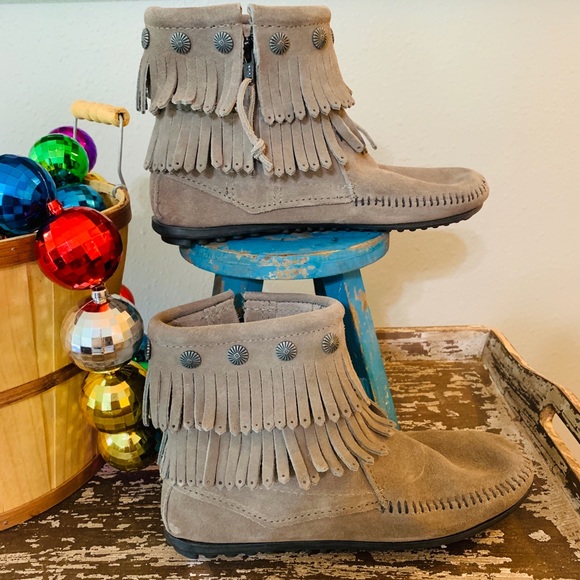 BUCKLE MINNETONKA Gray Suede Fringe Boots EUC 7 - Picture 5 of 7